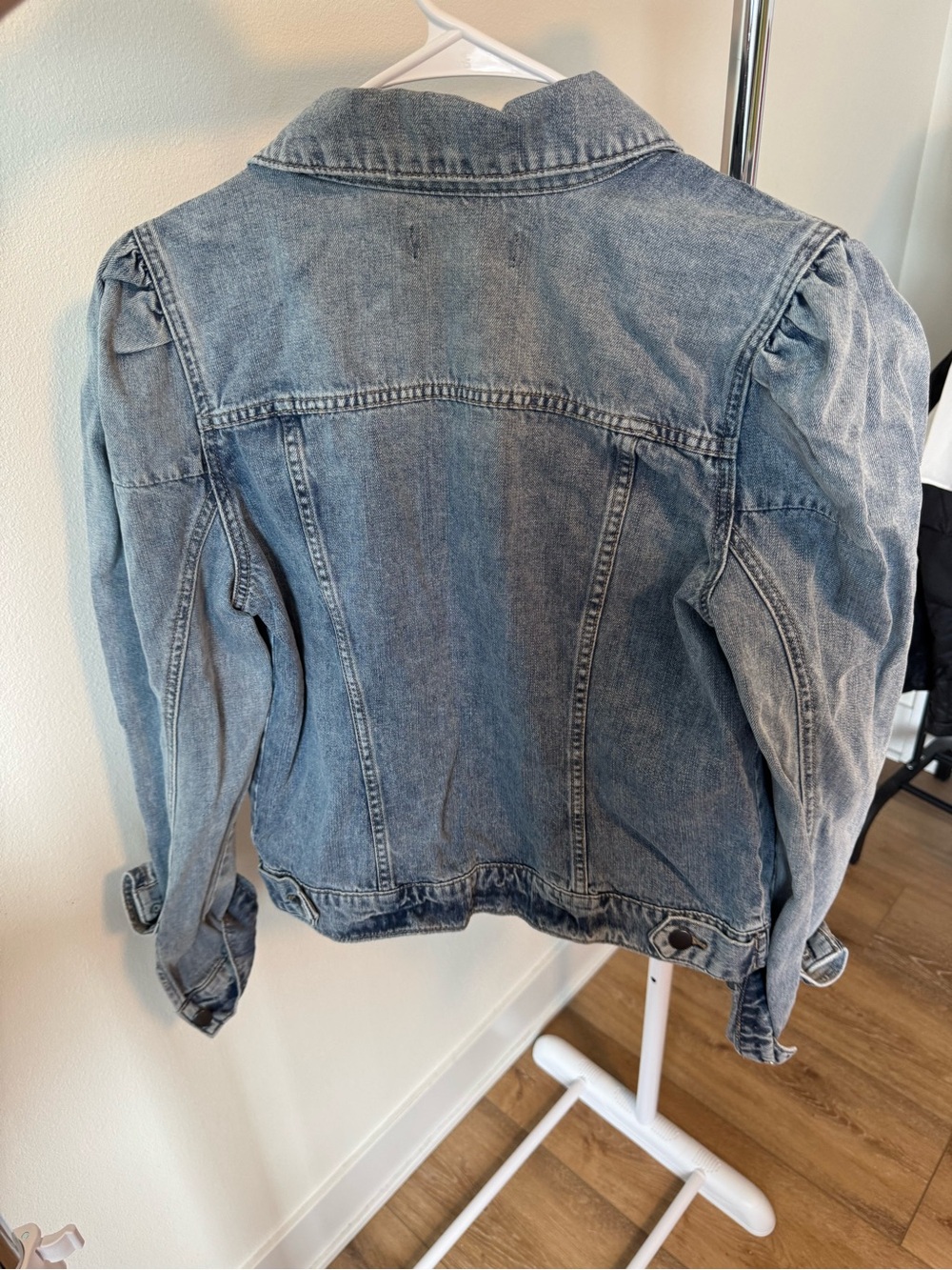 KUT from the Kloth light-wash denim jacket size Medium - Picture 2 of 9